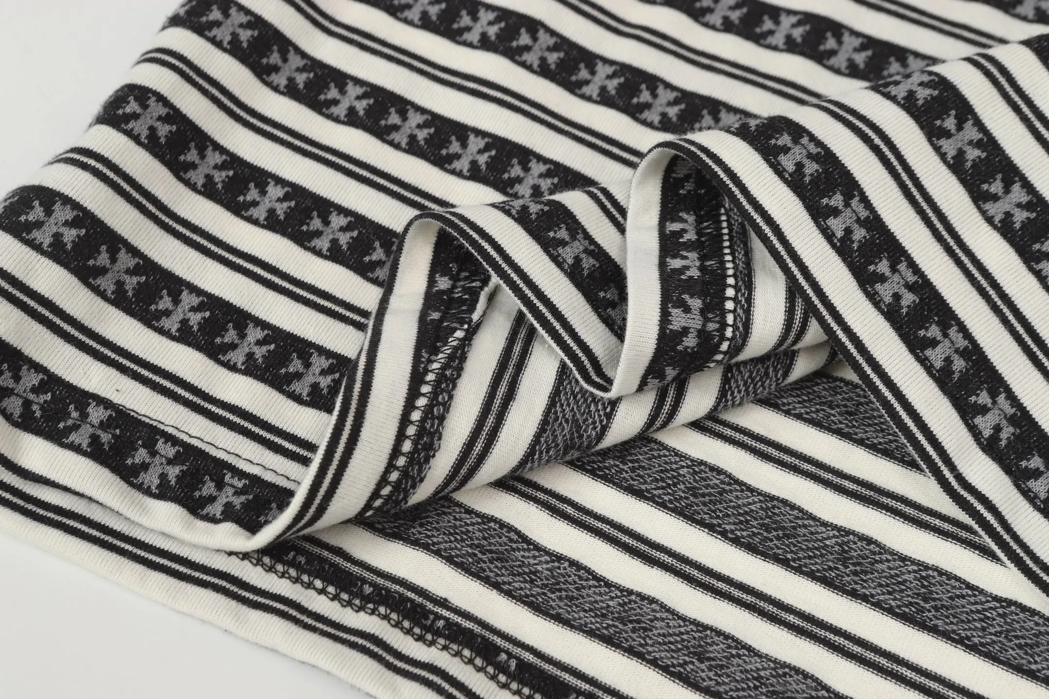 P190 -Chrome Hearts/Chrome Hearts 25ss season's most popular striped yarn-dyed long-sleeved T-shirt -High weight, high density and high quality. The wool is soft, delicate and skin-friendly. It feels soft and silky. It has excellent warmth and skin-friendly properties. -Customized weaving and dyeing, no color difference, no matter the fabric or workmanship details, beat the ordinary version on the market. -Colour: black, gray, blue, pink, green -Size: S M L XL